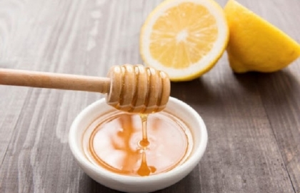 Trị nám cho phụ nữ tuổi trung niên bằng mật ong